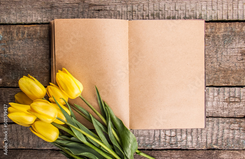 Obraz na płótnie Open blank book and tulips w salonie