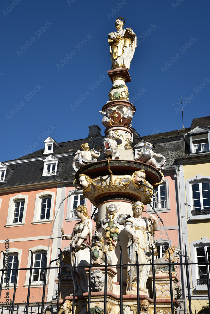 Fontaine baroque à Trèves. Allemagne