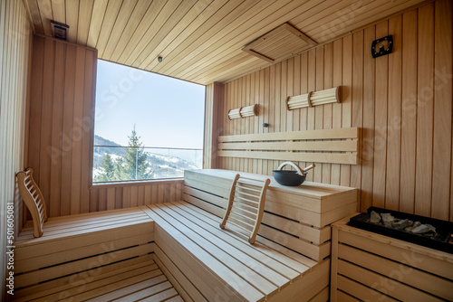 Cuadro en lienzo Empty wooden sauna room with traditional sauna accessories