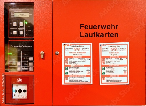Brandmeldezentrale mit Feuerwehr-Laufkarten	