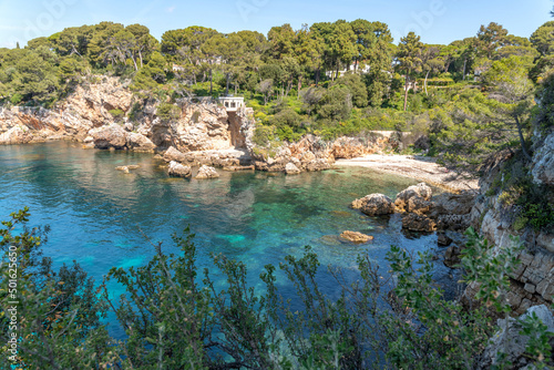 Paysage en bord de mer sur le Cap d'Antibes dans la baie des milliardaires