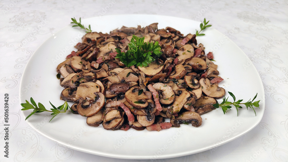 Cogumelos salteados com bacon e ervas aromáticas Cogumelos salteados com bacon e ervas aromáticas