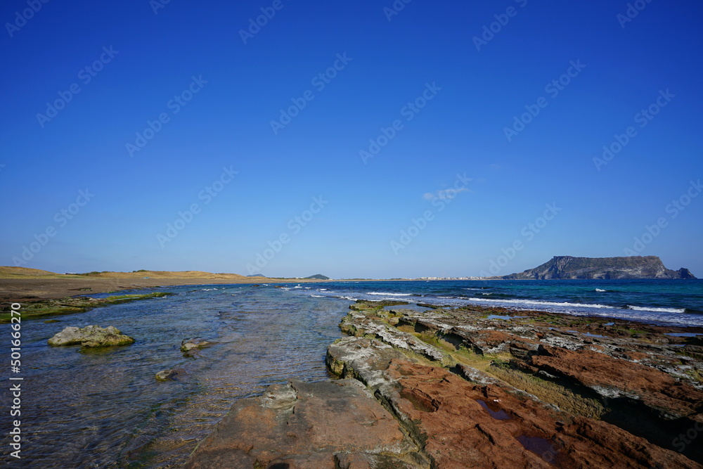 Fototapeta premium moss rock beach and clear water