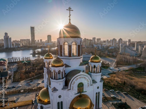 Schilderij op canvas Early spring or autumn Yekaterinburg and Temple on Blood in clear sunset