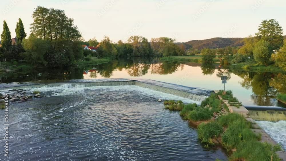 Filmmaterial der Staustufe und Wasserwehr des Fluss Regen in Markt Regenstauf in der Oberpfalz, Deutschland Filmmaterial der Staustufe und Wasserwehr des Fluss Regen in Markt Regenstauf in der Oberpfalz, Deutschland