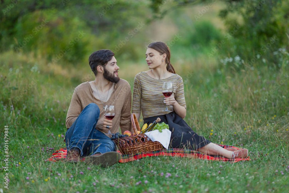 Obraz premium couple drinking wine from glasses in nature