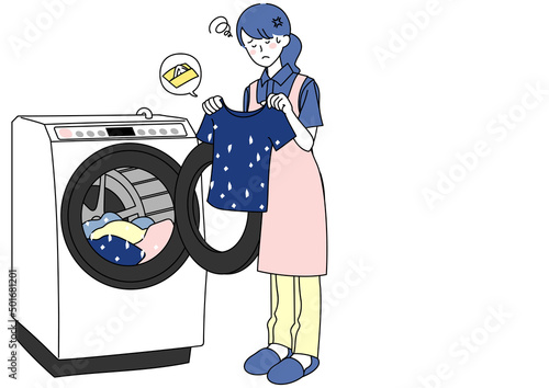 ティッシュを一緒に洗濯してしまい困る女性