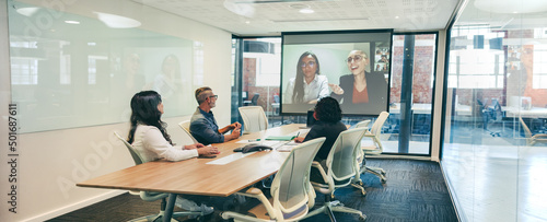 Photos Modern businesspeople having a virtual briefing in a boardroom