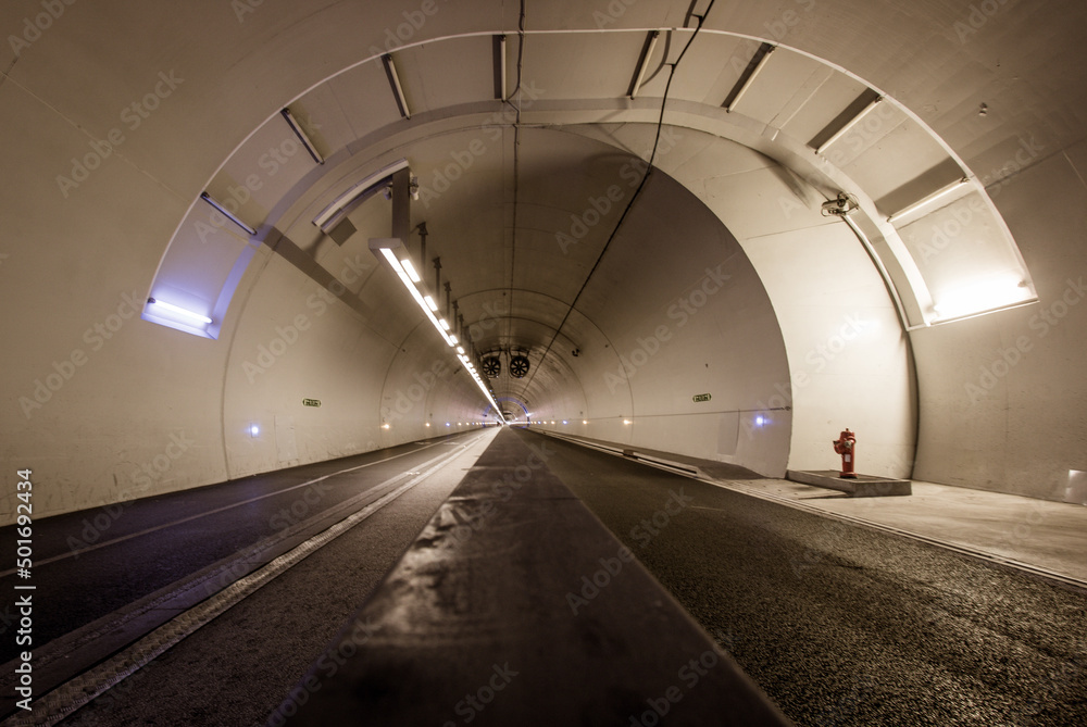 tunnel pour piétons et vélos à Lyon tunnel pour piétons et vélos à Lyon