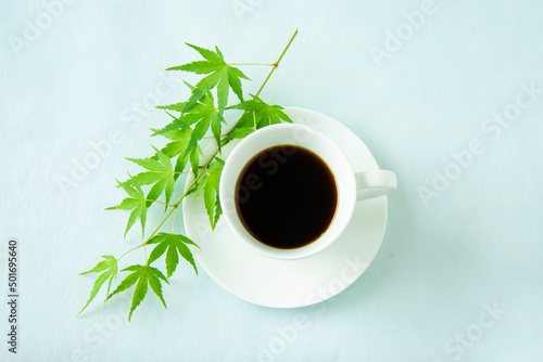 緑のモミジとコーヒーのデザイン（ブルーバック）
