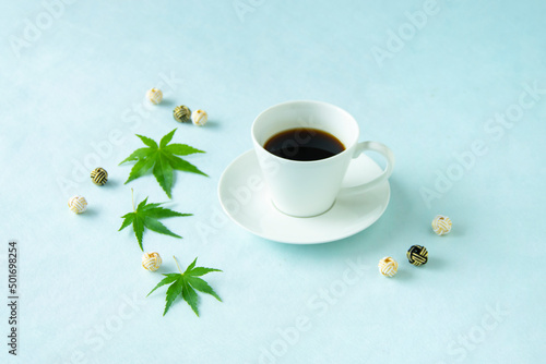 緑のモミジと水引玉とコーヒーのデザイン（ブルーバック）