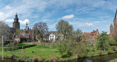 Blick vom Martinesingel auf die Kirche Walburgiskerk und das Stadttor Drogenapstoren. Zutphen ,Gelderland, Niederlande photo