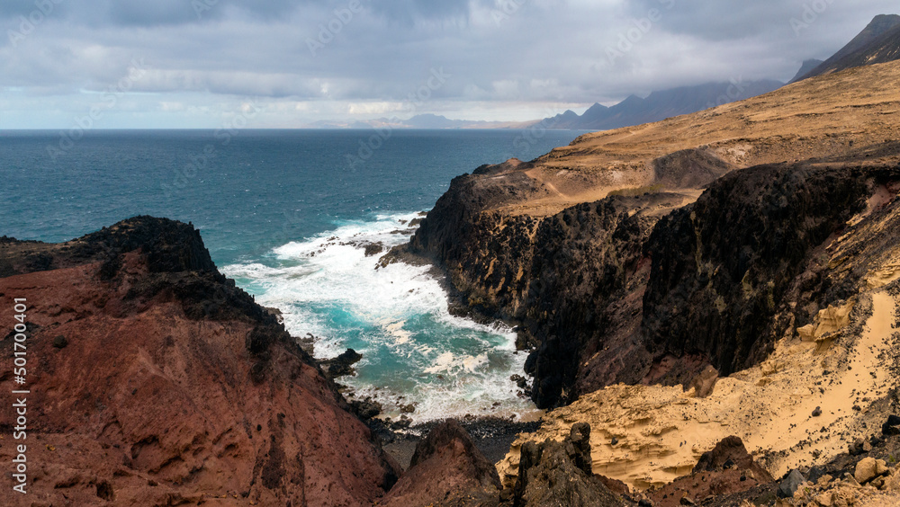 Vista panorámica de los acantilados en la costa de Punta Jandia, Fuerteventura, Islas Canarias,
