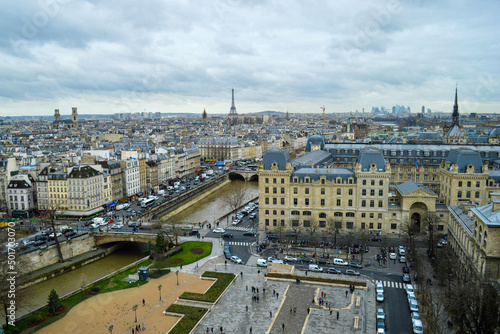 ノートルダム大聖堂から見たフランスの景色 © YUKI