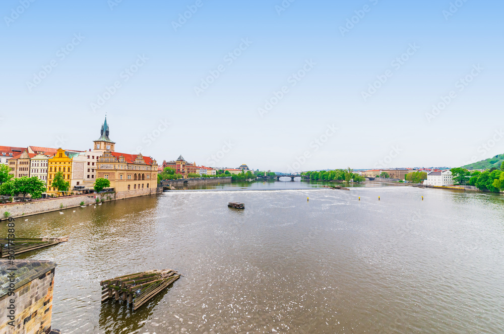 チェコ　ヴルタヴァ川とプラハの町並み