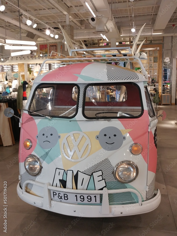 Shop Pull and Bear. Furgoneta vintaje Volkswagen como vitrina de ropa en  interior de una tienda de moda. Centro comercial en Madrid, España, 2022  Photos | Adobe Stock