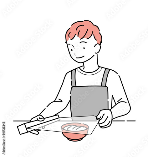 食器に食品用ラップをかける男性