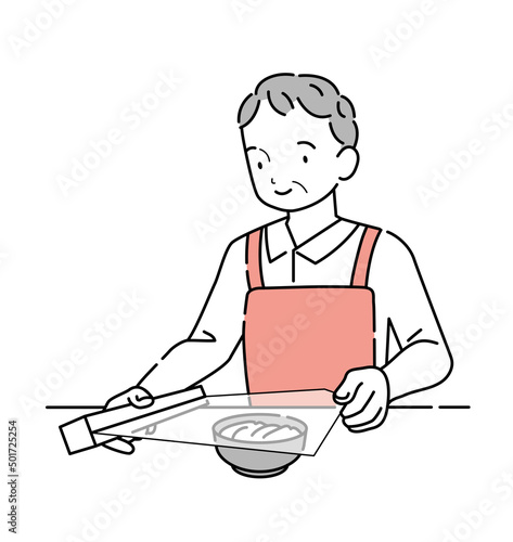食器に食品用ラップをかける年輩男性