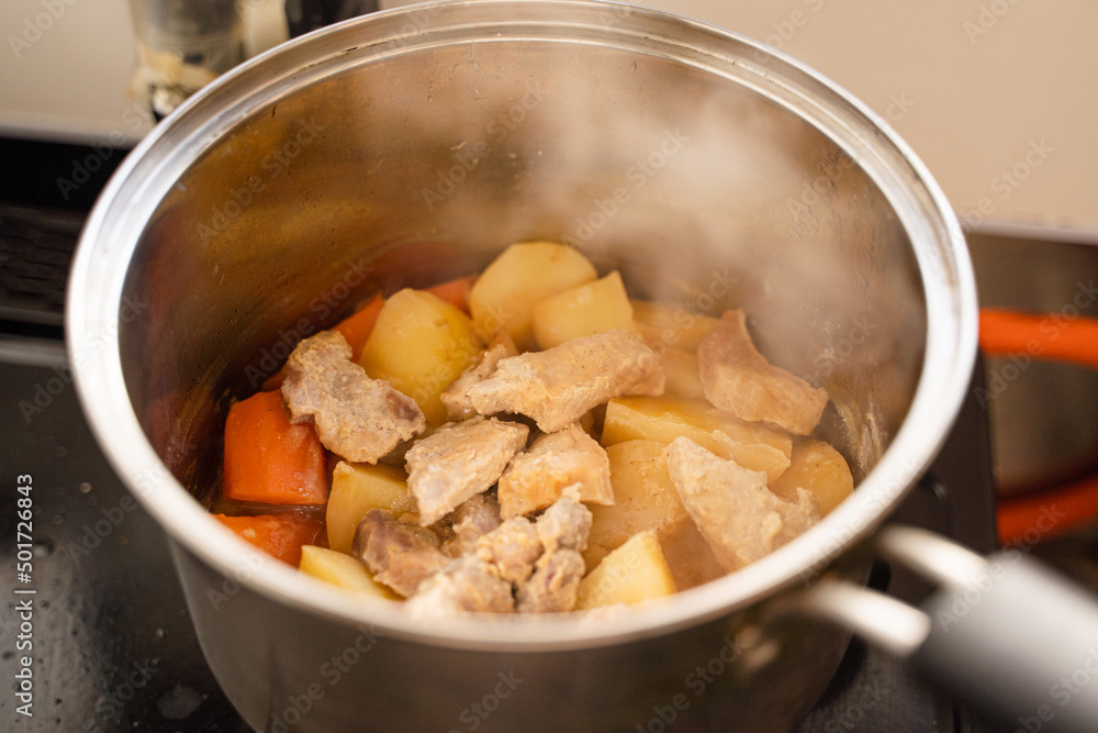 家事・料理素材 煮物を煮込むイメージ素材 家事・料理素材 煮物を煮込むイメージ素材