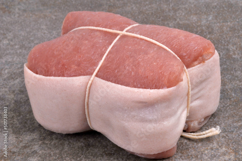 Tableau sur toile Paupiette de veau crues en gros plan sur fond gris