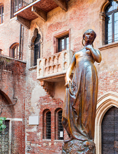Schilderij op canvas Bronze statue of Juliet and balcony by Juliet house - Verona, Italy