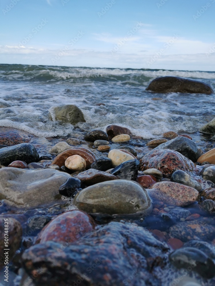 Bunte Steine im Wasser 
Welle
Ostsee
Gespensterwald