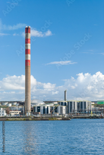 Raffinerie Petroplus (Shell) Petit-Couronne. Vue coté rive droite de la Seine. Cheminée principale de l'usine. Une plateforme logistique géante pour Amazon était prévue depuis 2020
