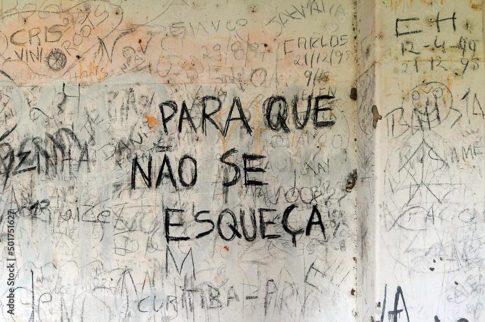 Fototapeta premium Graffiti inside a prison cell on Ilha do Presídio (Prison Island), Porto Alegre, Brazil, reading Lest we forget (Para que não se esqueça)
