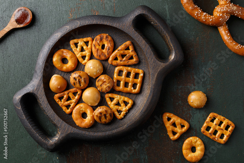 Fotografie Mix de bretzel sur une table en bois rustique