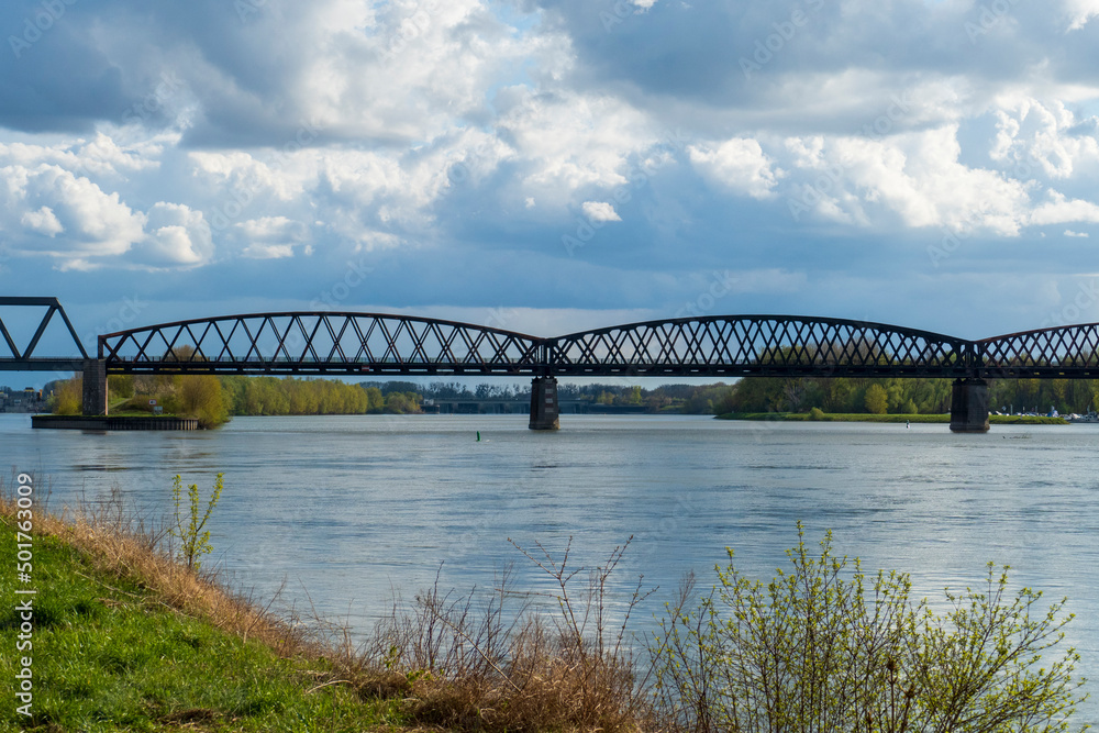 Naklejka premium Alte Stahlfachwerk Brücke von Winterdorf über den Rhein nach Frankreich