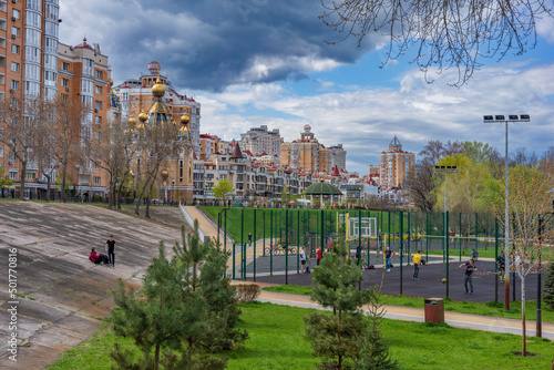 Photographie View of the modern Natalka park and the embankment of the Obolon district with beautiful clouds in the background in Kyiv