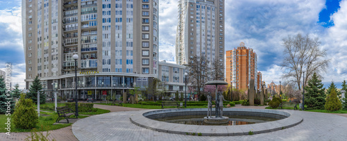 Fotografia View of the modern Natalka park and the embankment of the Obolon district with beautiful clouds in the background in Kyiv