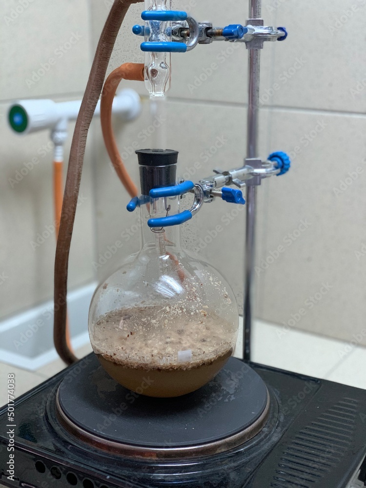 Device for extracting essential oils from plants. Soxhlet Extractor