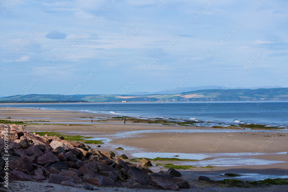 Promeneurs sur la plage de Nairn à marée basse au nord de l'Écosse au Royaume-Uni