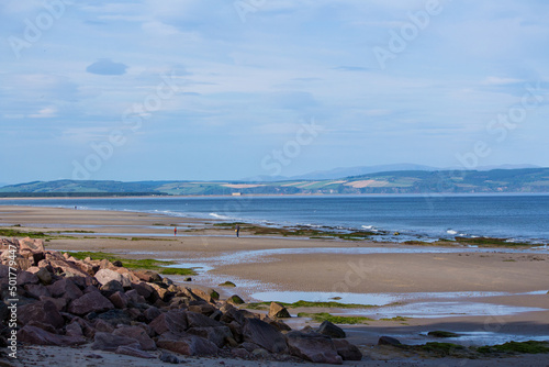 Promeneurs sur la plage de Nairn    mar  e basse au nord de l   cosse au Royaume-Uni