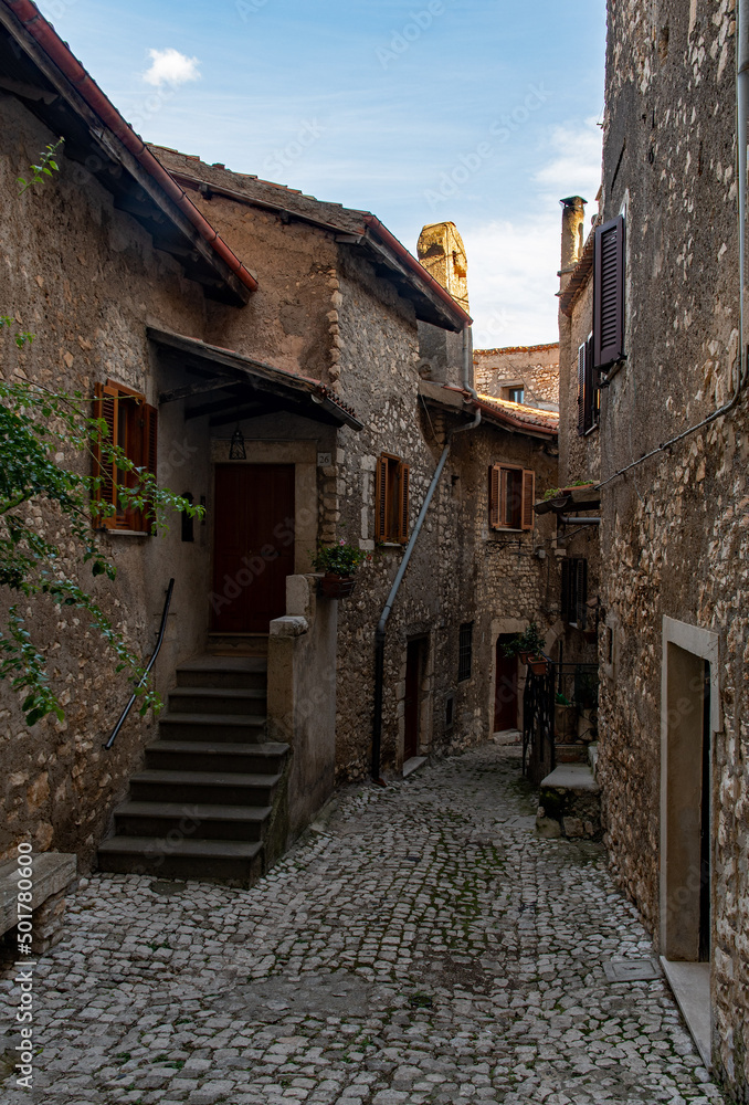 Straße in der Altstadt von Sermoneta in Latium in Italien