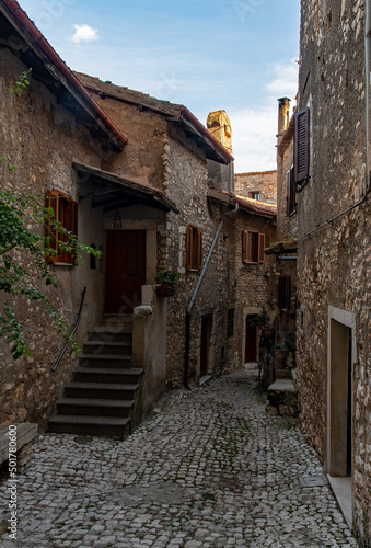 Fototapeta Naklejka Na Ścianę i Meble -  Straße in der Altstadt von Sermoneta in Latium in Italien