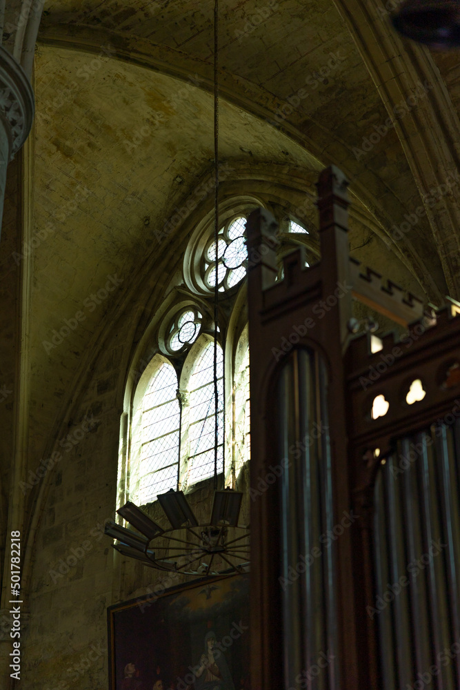 Vue intérieur de l'Église Collégiale de Saint-Emilion (Nouvelle-Aquitaine, France)