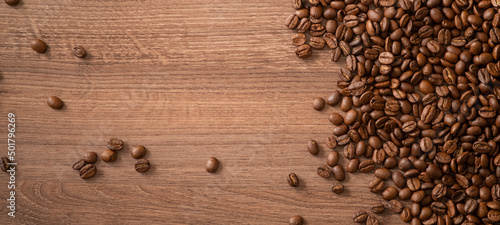  Зёрна кофе на деревянном столе. Фон из кофе. Фон с кофе. Кофейный фон. Фон из кофейных зерен 