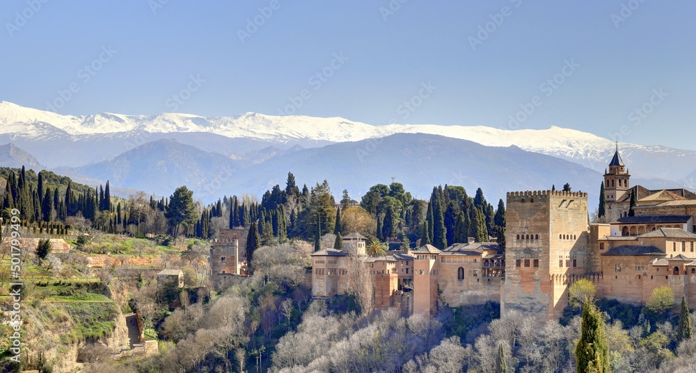 panorama sur le palais de l'Alhambra et la sierra nevada en Andalousie au sud de l'Espagne	