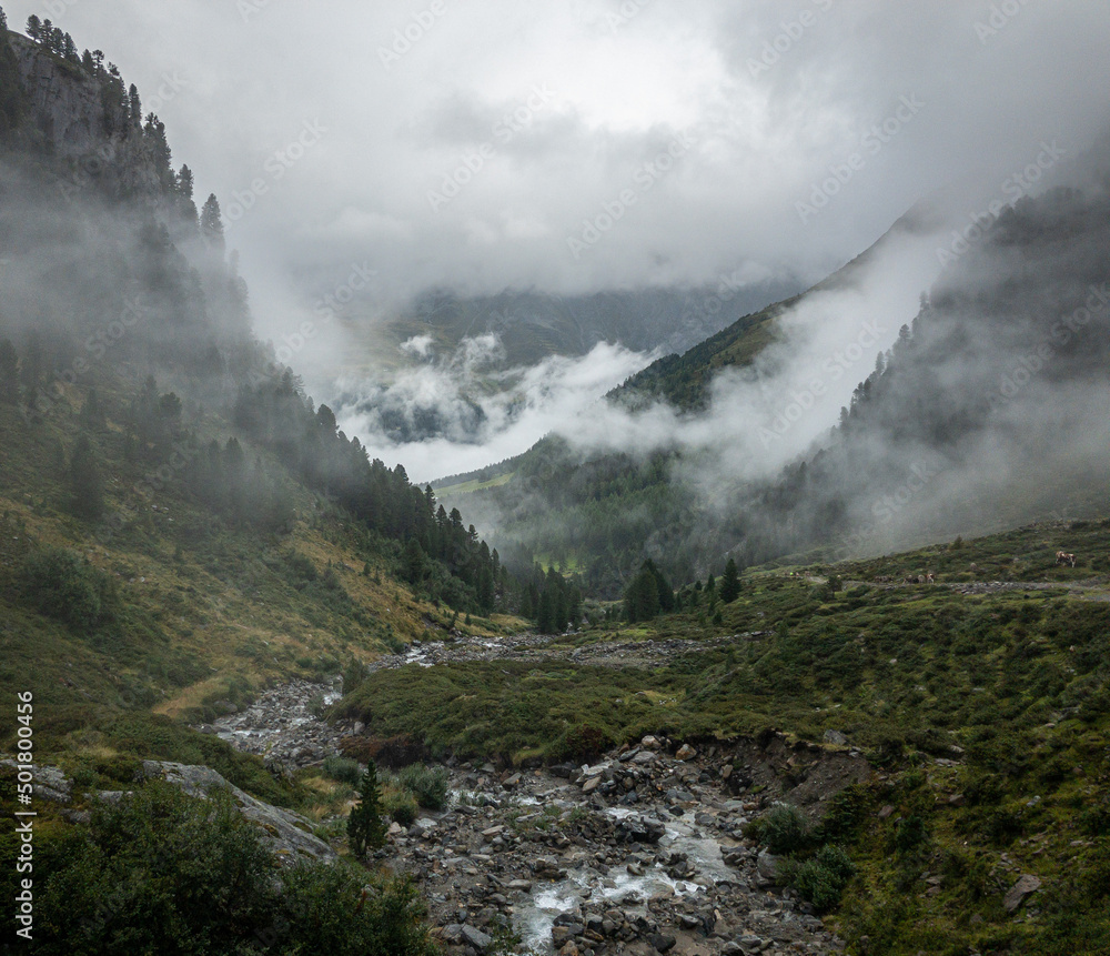 Sellrainer Alpen bei Nebel und Regen