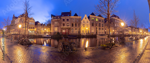 Foto Panorama of the city embankment in Leiden at sunrise.
