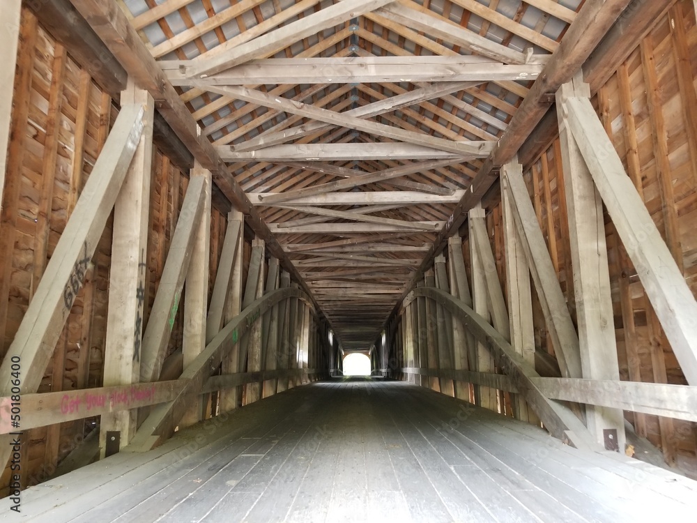 Naklejka premium Looking down the inside of a covered bridge