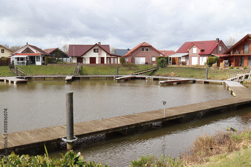 Häuser am Kanal im Emsland.