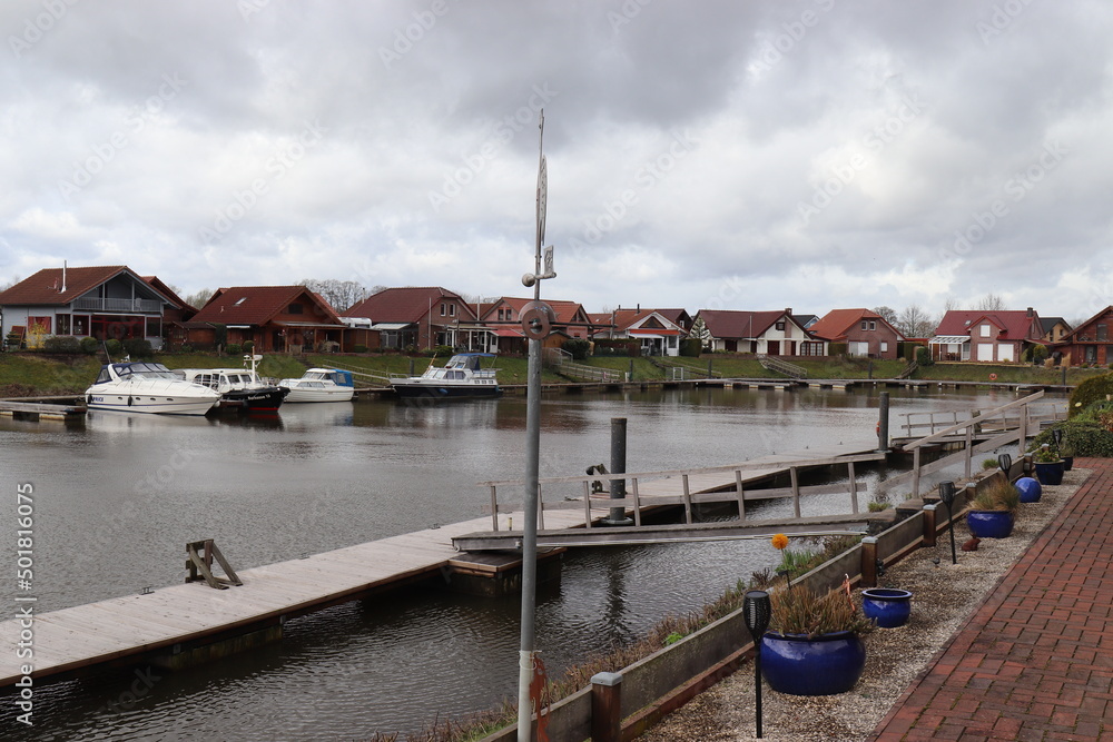 Häuser am Kanal im Emsland.