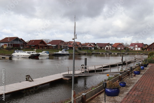 Häuser am Kanal im Emsland.