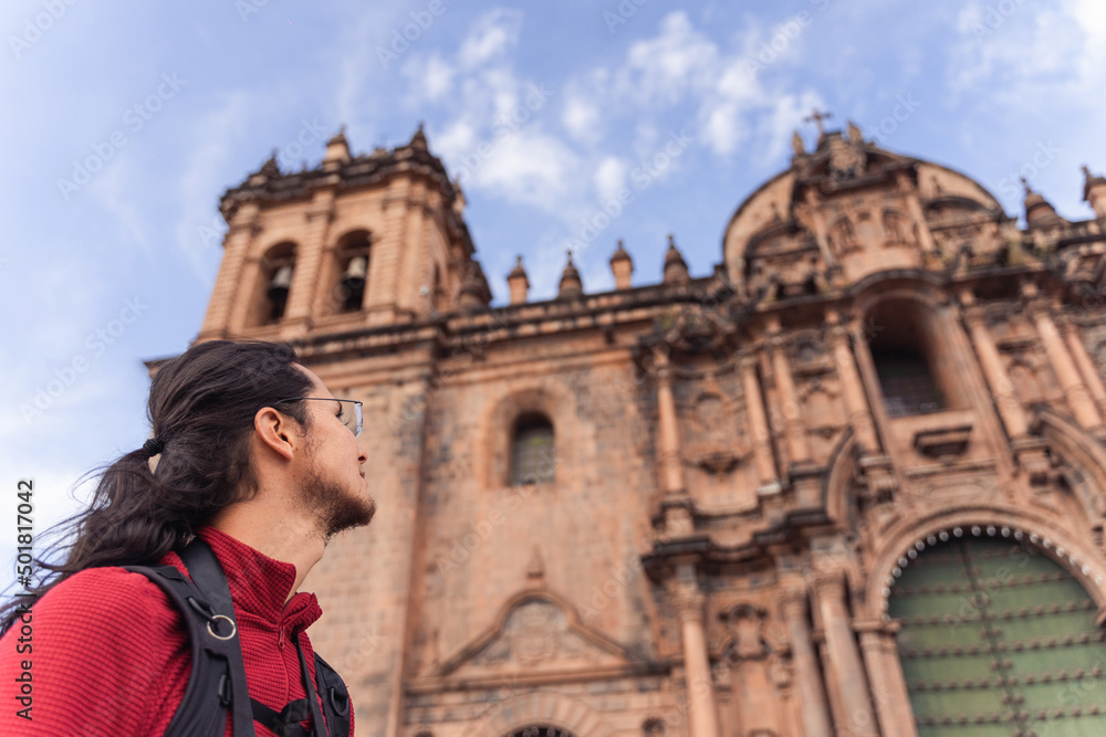 Fototapeta premium Tourist looking at the cathedral in the main square of Cuzco