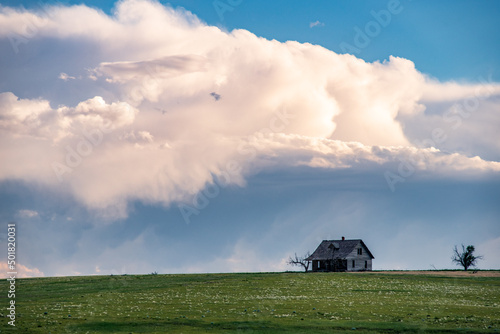 Tablou pe pânză Storm Approaching an Abandoned House on the American Western Plains