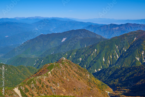 長野県上伊那郡の秋の木曽駒ヶ岳山頂から北側(大棚入山,槍ヶ岳など)を見る