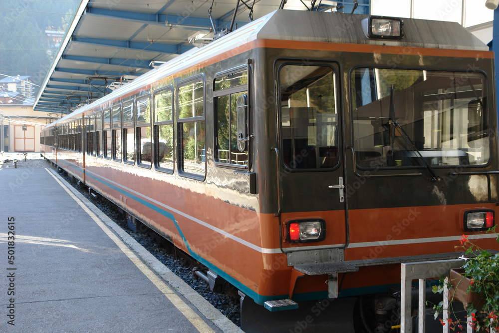 Naklejka premium ツェルマット駅に停車中のゴルナ―グラート行き登山電車